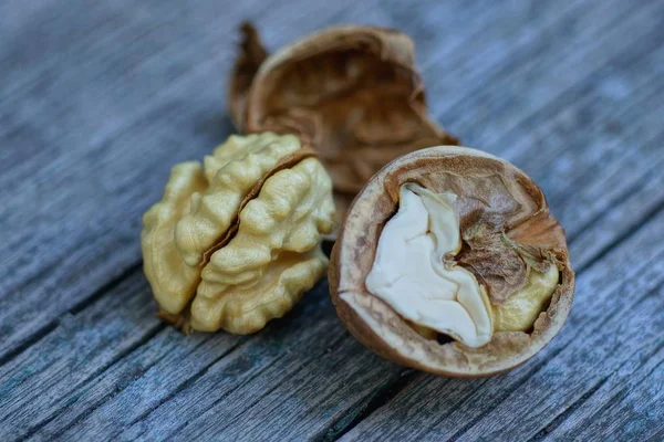 Trozos Nueces Yacen Sobre Una Mesa Madera Gris — Foto de Stock