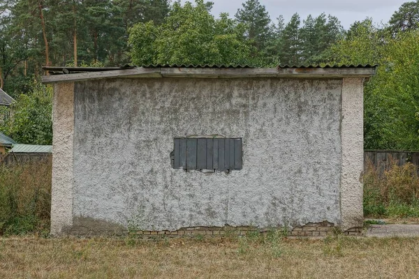 Oude Grijze Betonnen Schuur Met Afgeschermd Raam Buiten Groen Gras — Stockfoto