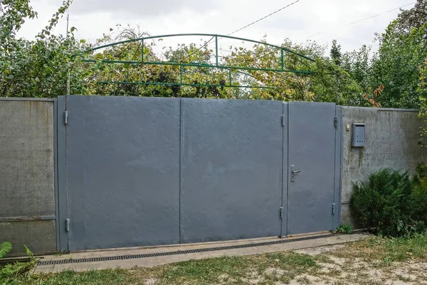 Gran Puerta Metal Gris Con Vegetación Verde Calle — Foto de Stock
