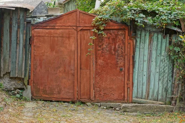 Stare Żelazne Czerwone Bramy Rdzy Suchej Roślinności Zewnątrz — Zdjęcie stockowe