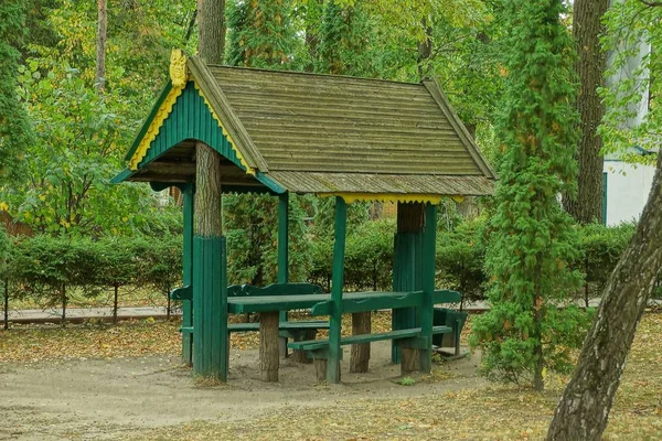 Gray Wooden Gazebo Green Table Chairs Vegetation Trees Park — Stock Photo, Image