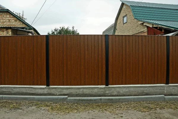 乡村街道上的一个长棕色栅栏的一部分 — 图库照片