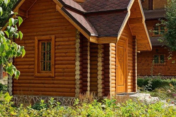 Maison Rurale Bois Brun Avec Fenêtre Parmi Végétation Verte — Photo