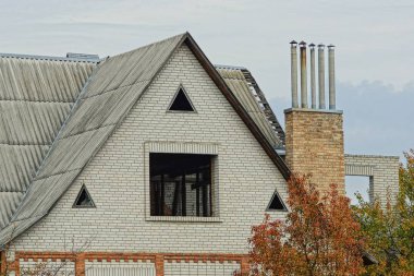 gri tuğlalar boş pencereli tamamlanmamış özel ev
