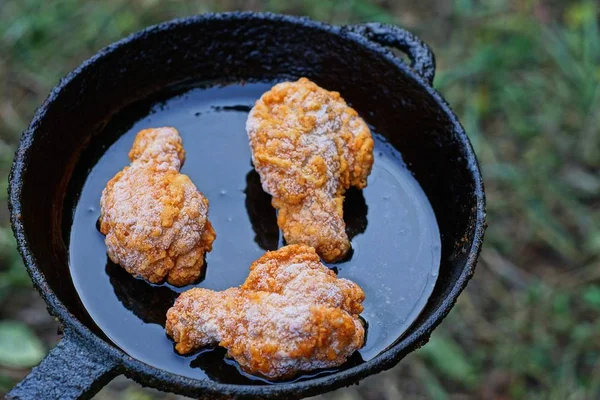 Três Pernas Frango Fritas Marrons Uma Panela Preta Rua — Fotografia de Stock