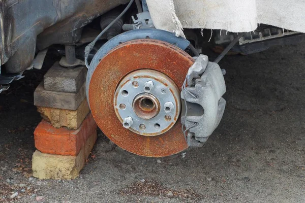 Velho Carro Desmontado Com Sapato Freio Uma Asa Amassada — Fotografia de Stock