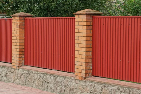 Deel Van Het Hek Aan Straat Van Bruine Bakstenen Rood — Stockfoto