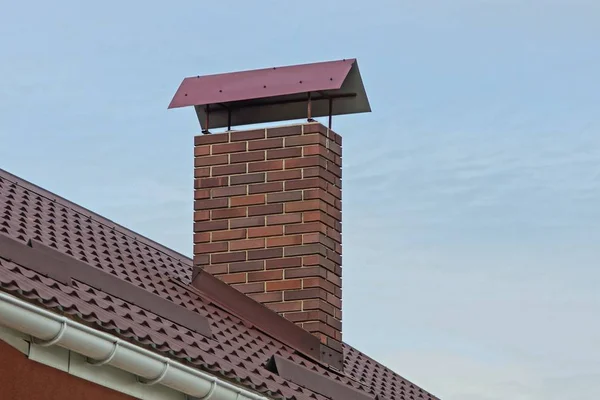 Gran Tubo Chimenea Marrón Marrón Techo Baldosas Contra Cielo Azul —  Fotos de Stock