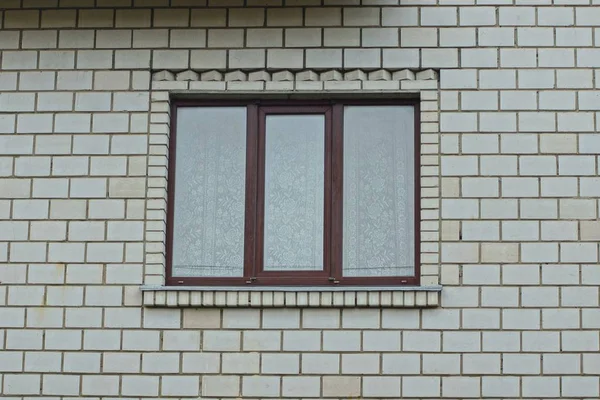 Une Fenêtre Sur Mur Briques Grises Maison — Photo