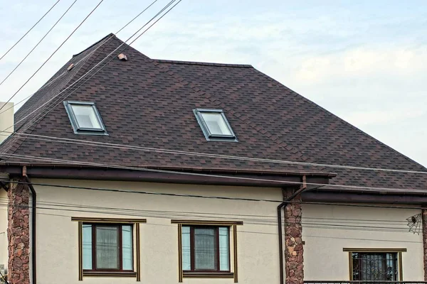 Casa Con Tetto Piastrellato Marrone Finestre Contro Cielo — Foto Stock