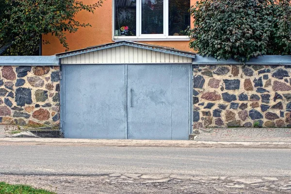 Garaje Con Puertas Metal Gris Una Valla Piedra Calle Por — Foto de Stock