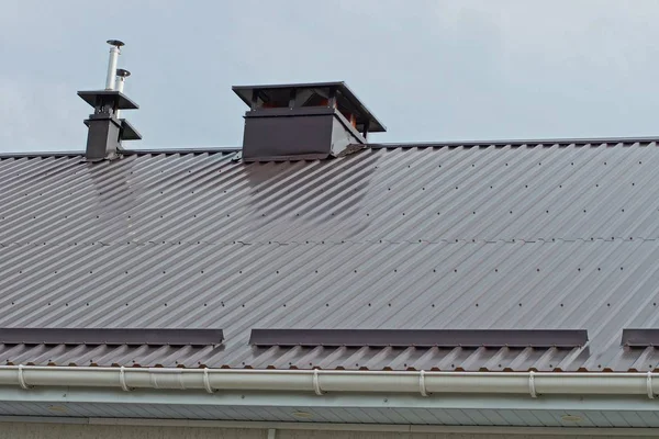 Viele Metallene Kaminrohre Auf Einem Braunen Dach Vor Grauem Himmel — Stockfoto