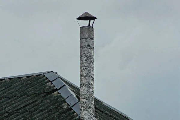 Jedna Dlouhá Komínová Trubka Šedé Střeše Proti Obloze — Stock fotografie