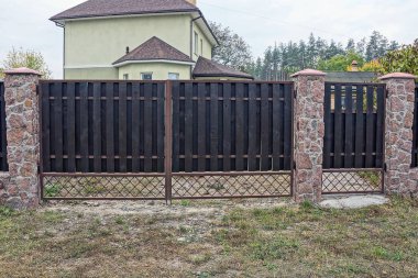 Kapı tahtadan ve taştan yapılmış.