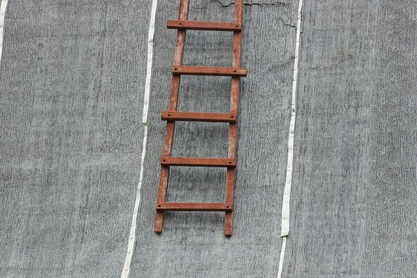 Uma Velha Escada Madeira Marrom Telhado Cinza Uma Casa Rural — Fotografia de Stock
