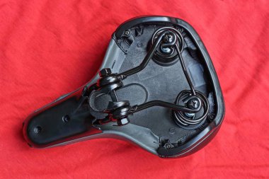 Demir yaylı siyah bir bisiklet eyeri.