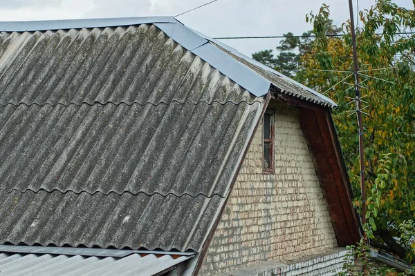 Gri Bir Çatı Altında Küçük Bir Penceresi Olan Tuğladan Tavan — Stok fotoğraf