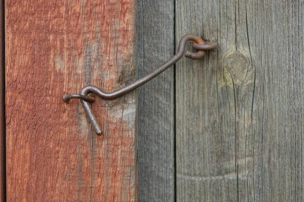 Een Bruine Ijzeren Haak Een Houten Deur — Stockfoto