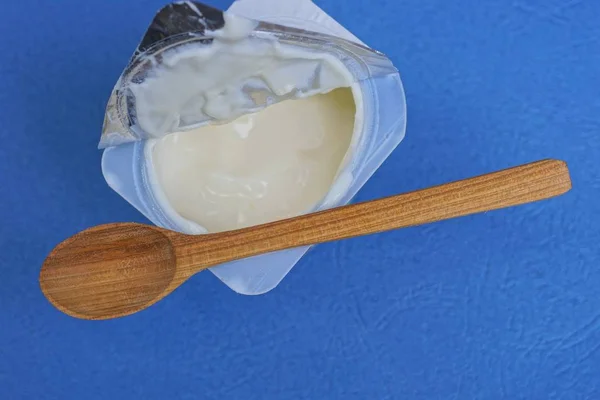 Colher Madeira Marrom Está Uma Caixa Com Iogurte Branco Uma — Fotografia de Stock