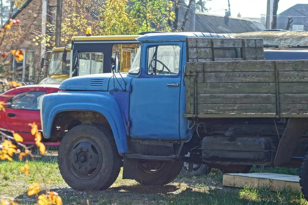 Большой Старый Грузовик Синим Кэбом Улице — стоковое фото