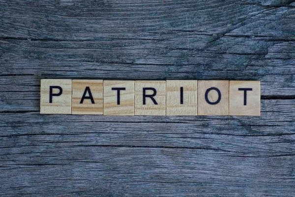 Wort Patriot Aus Holzbuchstaben Auf Einem Grauen Tisch — Stockfoto