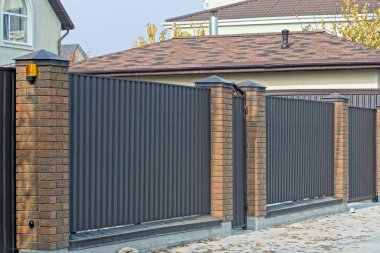  uzun özel kahverengi metal ve tuğla çitler