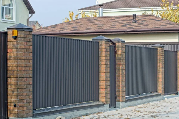  uzun özel kahverengi metal ve tuğla çitler