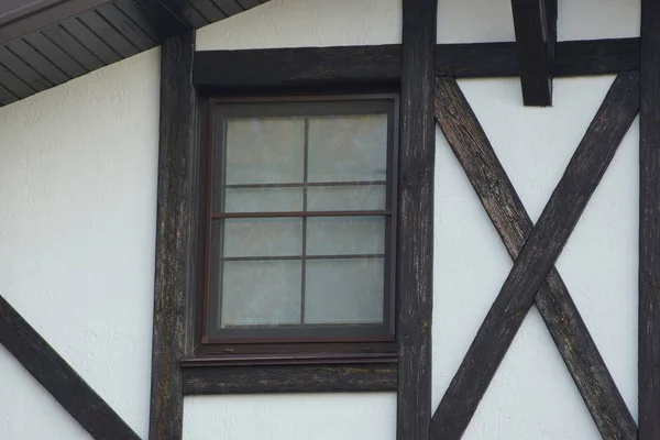 Une Fenêtre Bois Brun Sur Mur Gris Maison — Photo