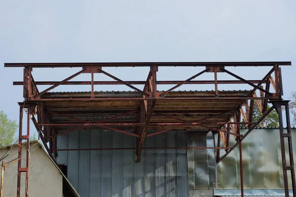Teto Ferro Marrom Enferrujado Viaduto Edifício Velho Industrial Contra Céu — Fotografia de Stock