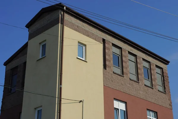 Gran Casa Privada Gris Marrón Con Ventanas Contra Cielo Azul — Foto de Stock