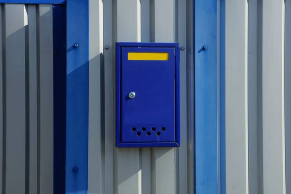 Uma Caixa Correio Ferro Azul Pendurada Uma Parede Vedação Metal — Fotografia de Stock
