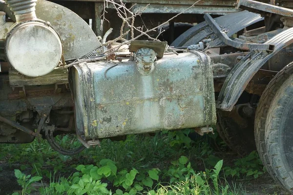 Grand Réservoir Essence Métal Gris Sur Une Voiture Démontée Sur — Photo