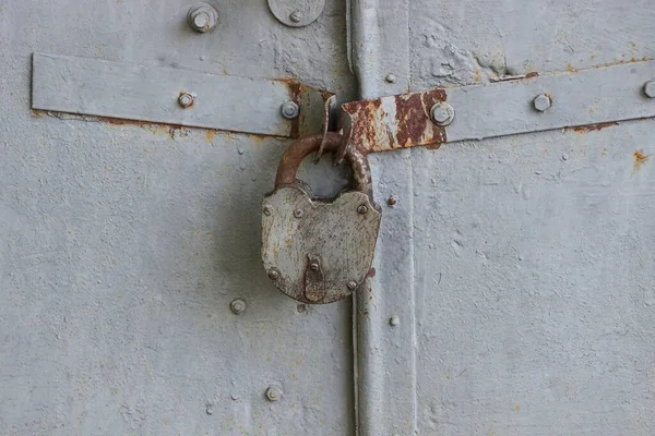 Gran Candado Hierro Colgado Una Puerta Metal Gris Calle — Foto de Stock