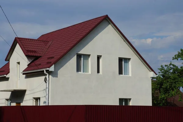 Weißes Privathaus Mit Fenster Unter Rotem Ziegeldach Gegen Den Himmel — Stockfoto