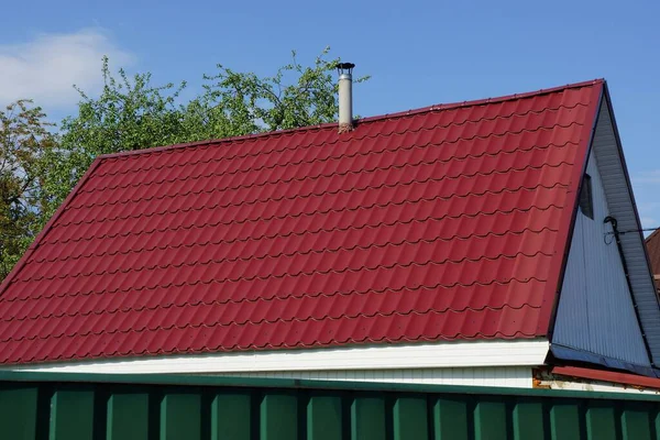 Ático Una Casa Privada Bajo Techo Azulejos Rojos Con Una — Foto de Stock