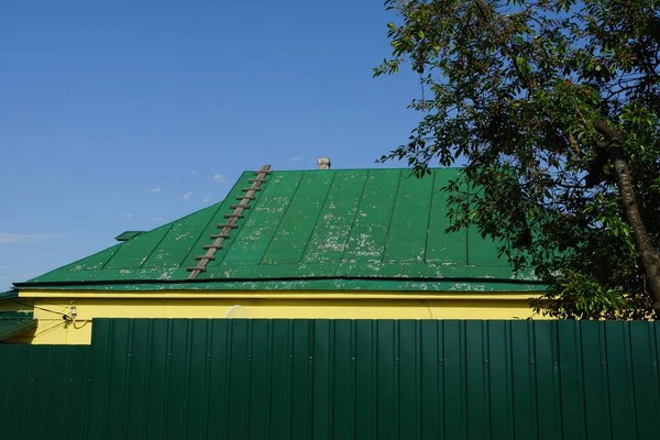 Green Metal Roof Private Rural House Iron Fence Blue Sky — Stock Photo, Image