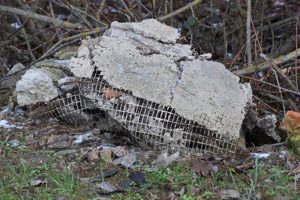 Sterta Śmieci Kawałków Szarego Betonu Zardzewiała Krata Żelaza Trawie Ulicy — Zdjęcie stockowe