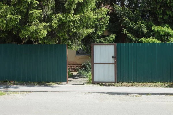 Una Puerta Hierro Abierta Gris Una Larga Cerca Metal Verde — Foto de Stock