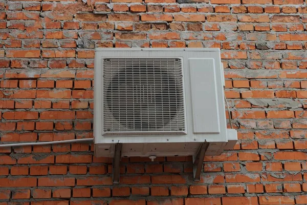 Een Wit Groot Ventilator Opknoping Een Rode Baksteen Muur Van — Stockfoto