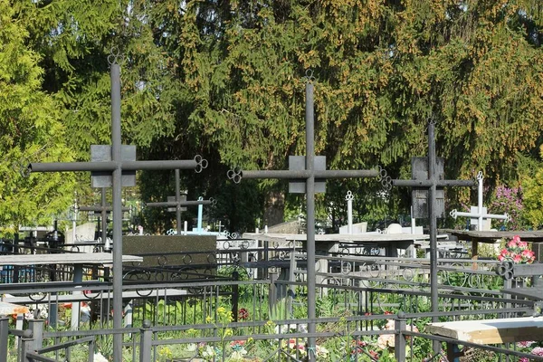 Três Cruzes Ferro Preto Cemitério Entre Árvores Verdes — Fotografia de Stock