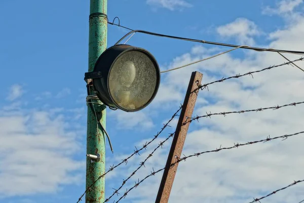 One Old Spotlight Lamp Iron Pole Fence Barbed Wire Sky — Stock Photo, Image