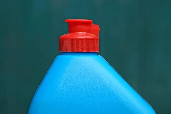 Одна Синя Пластикова Пляшка Червоною Пробкою Зеленому Фоні — стокове фото