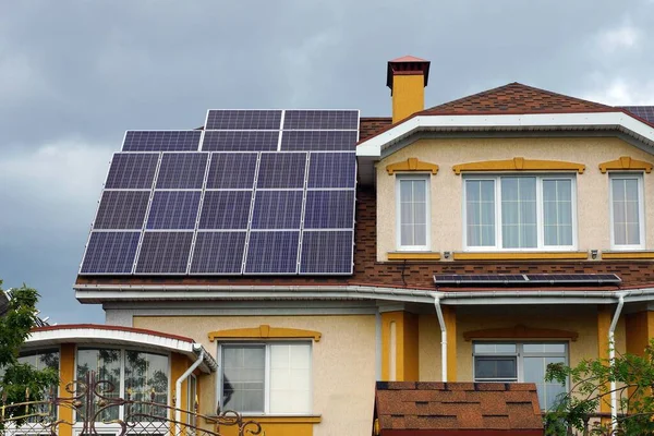 Painéis Solares Telhado Azulejos Uma Grande Casa Privada Com Janelas — Fotografia de Stock