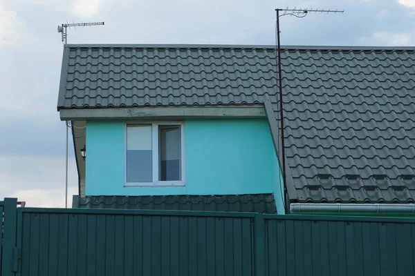 Part House One White Window Blue Wall Green Tiled Roof — Stockfoto