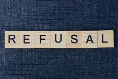  Siyah arkaplanda gri ahşap harflerden gelen kelime reddi üzerine metin