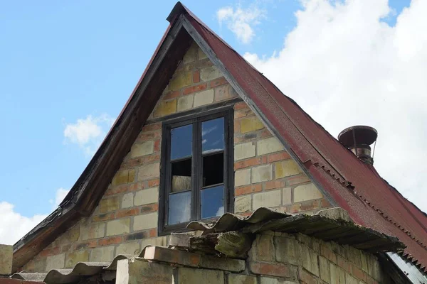 Brown Brick Loft Old House One Broken Window Sky — Zdjęcie stockowe