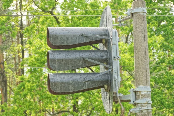 One Black Iron Railway Traffic Light Gray Concrete Pillar Background — Stock Fotó