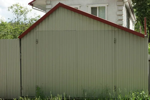 Facade Iron Gray Private Garage Closed Gates Green Grass — Stock fotografie