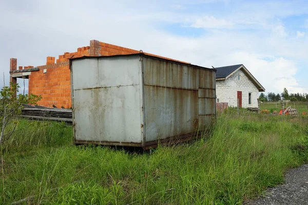 Viejo Contenedor Hierro Gris Óxido Encuentra Hierba Verde — Foto de Stock