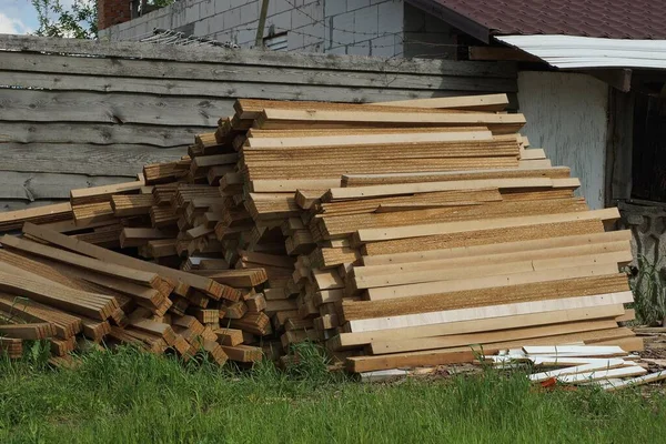 Ein Haufen Brauner Holzbalken Und Bretter Grünen Gras Auf Der — Stockfoto